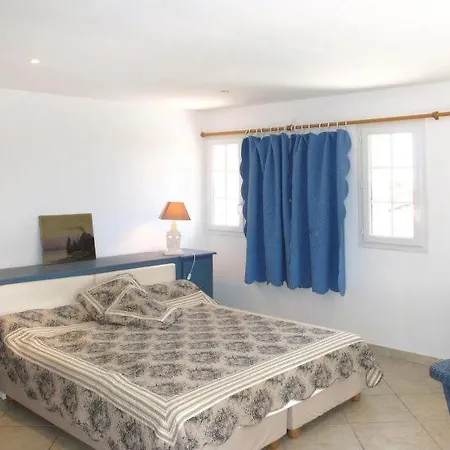 Holiday home Sleeps 8 Pool Air Con Wifi