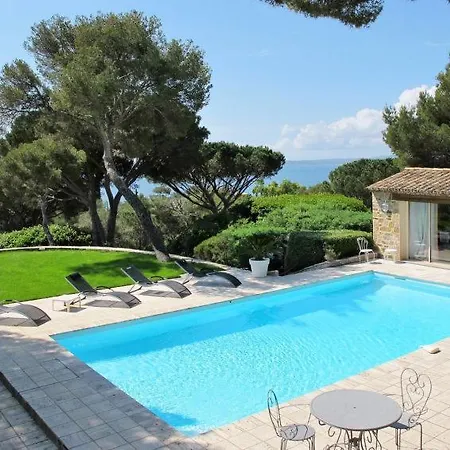 Sleeps 8 Pool Air Con Wifi Holiday home *